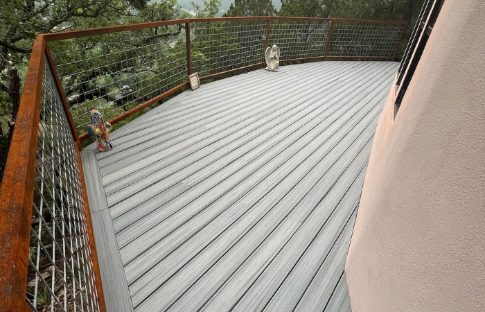 Trex Enhance line deck boards in Foggy Wharf with steel railing for a sleek look.